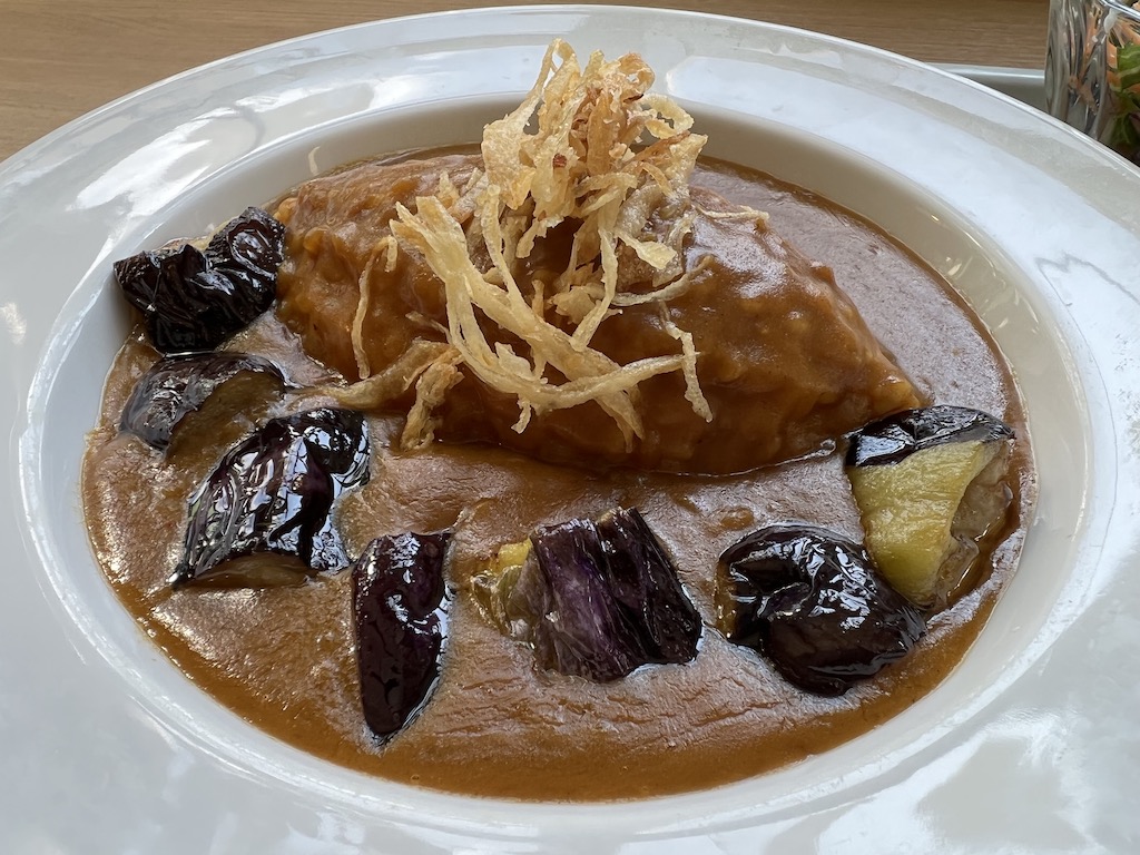 大皿にラグビーボールのようなライスとたっぷりのカレールーが淡路島カレーの特徴