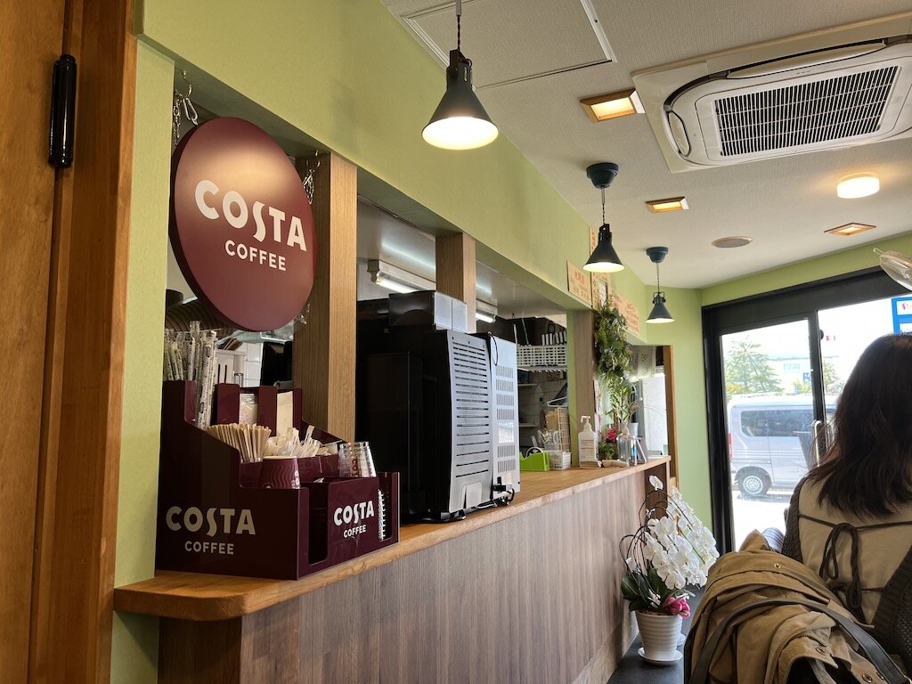 店内にある「COSTA COFFEE」のサーバー（セルフではありません）