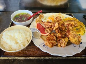 甲陽園|学生に愛され続ける腹ペコ魔女の、コスパ最強デカ盛り唐揚...