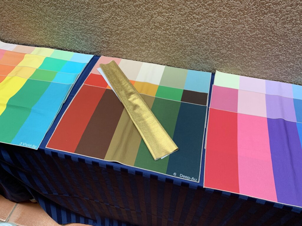 机の上に並んだカラー表