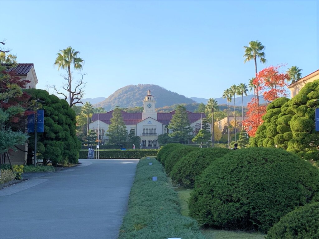関西学院大学の正門からの景色