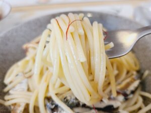 鳴尾｜食べ応えのある太麺が◎！自家製オイルサーディンのペペロンチ...