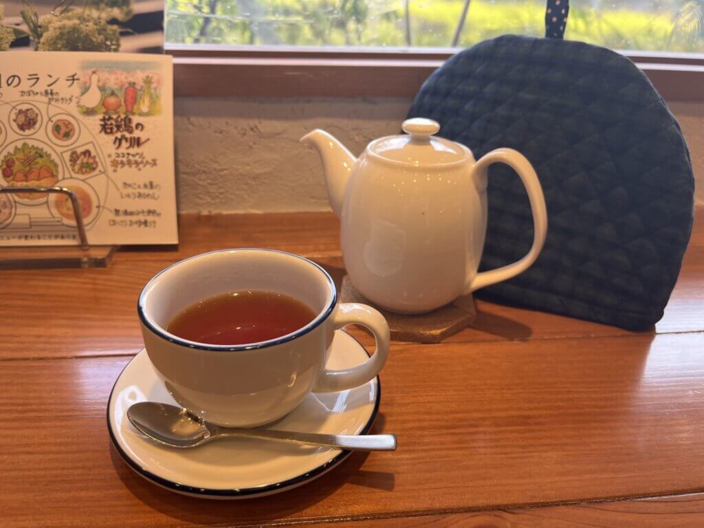 ポットとティーカップに入った紅茶
