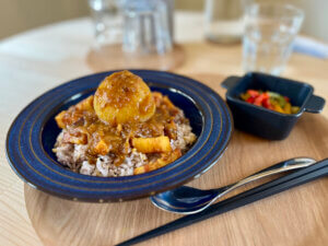 阪神西宮｜ほくほくの丸ごとたまねぎカレーが魅力の喫茶食堂