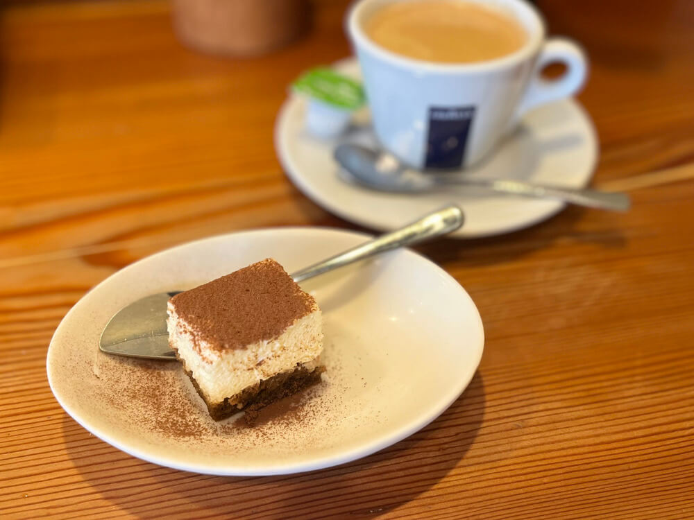 プチデザートのティラミスとコーヒー